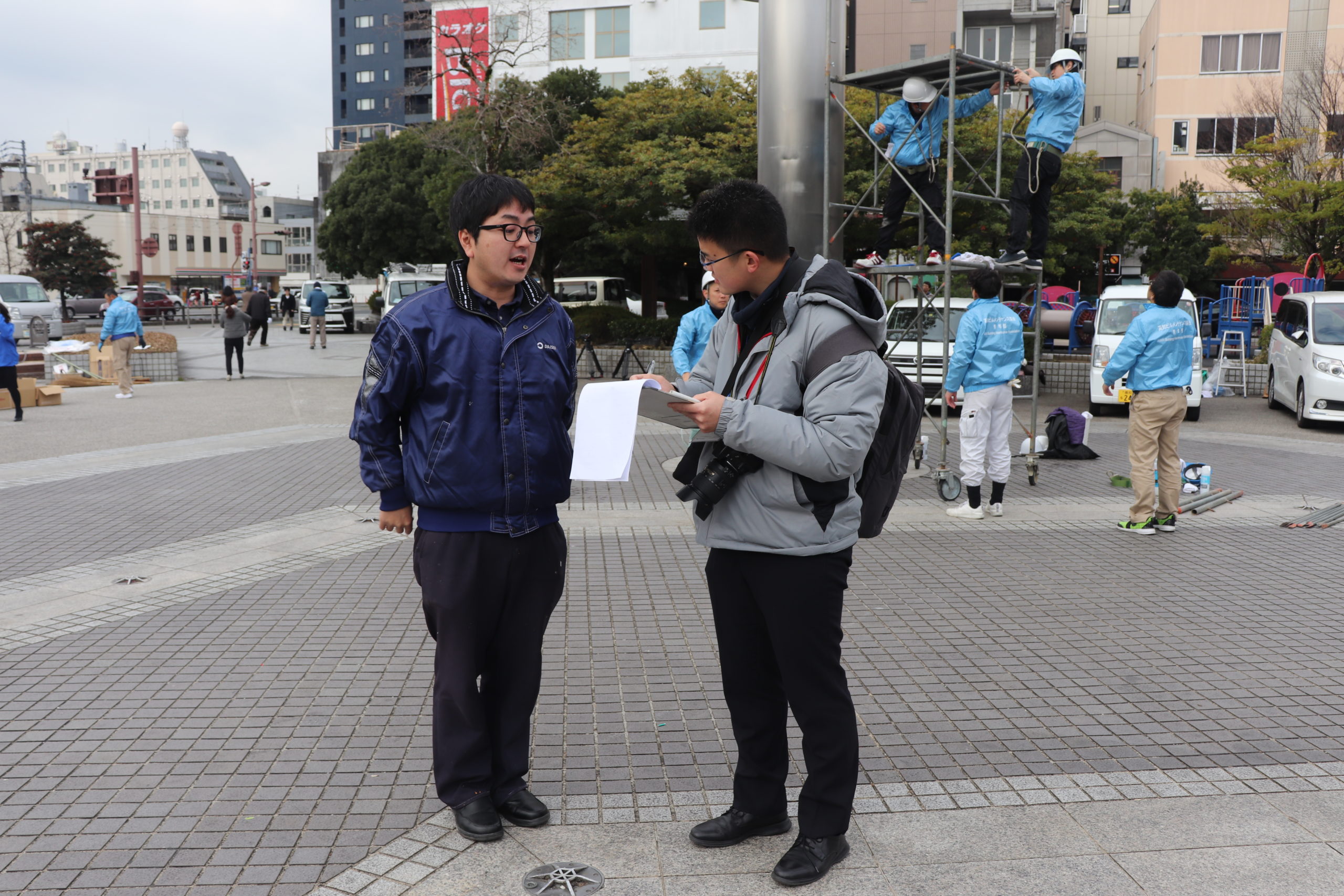 こちらも新聞の取材に真摯に対応する長山さん